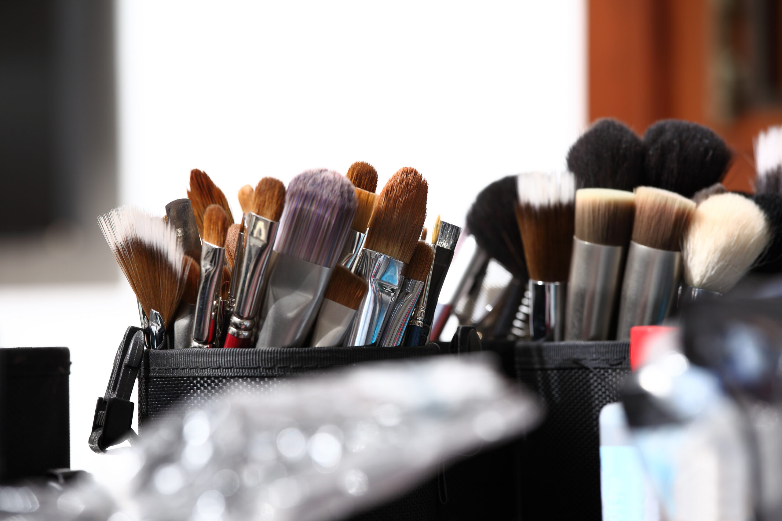 ¿En qué áreas de la belleza puede trabajar una maquilladora profesional?