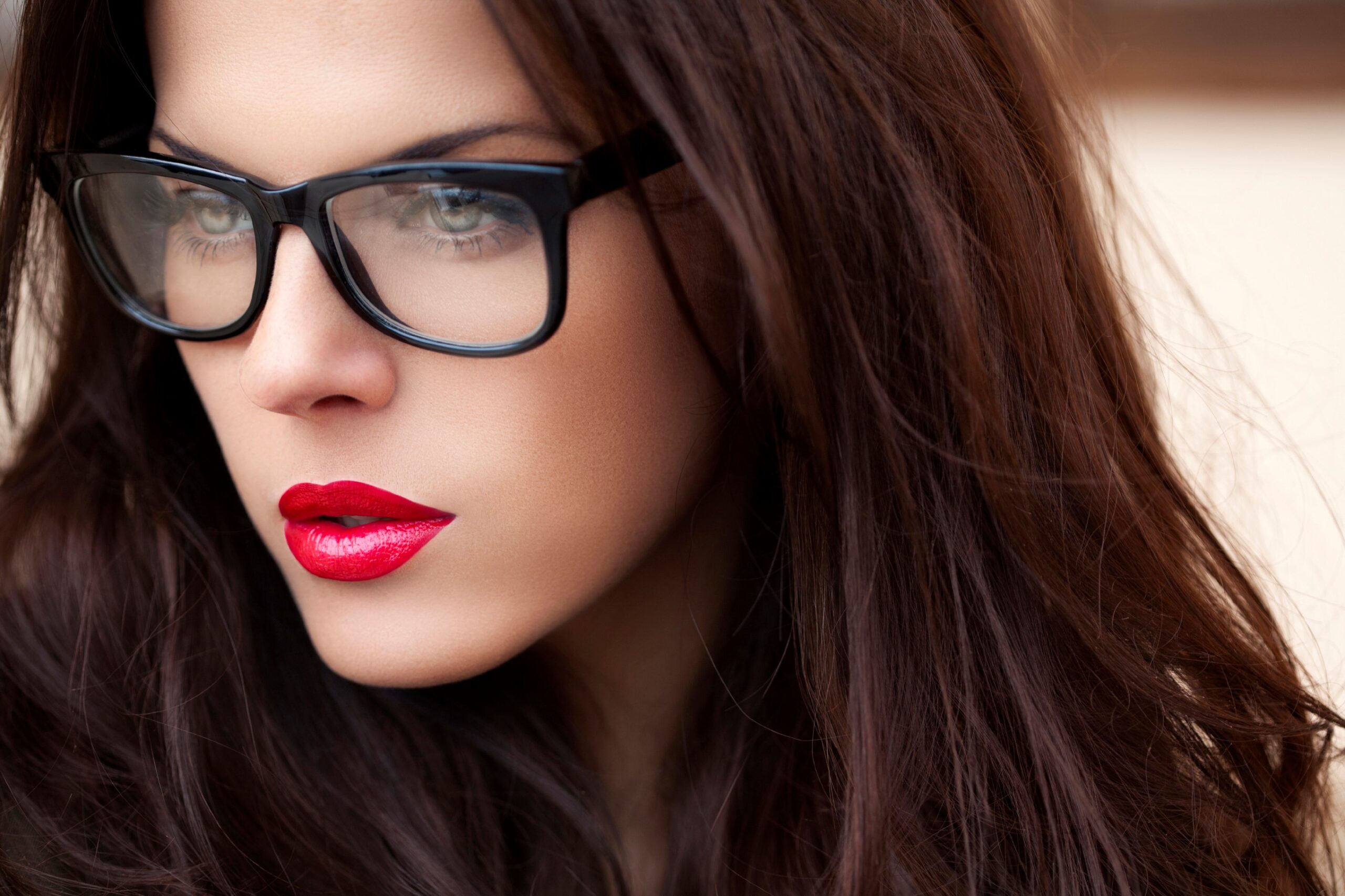 5 tips para maquillar a tus clientas que usan lentes